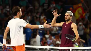 Casper Ruud estrecha la mano a Alcaraz tras la semifinal de Tokio