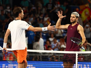 Casper Ruud estrecha la mano a Alcaraz tras la semifinal de Tokio
