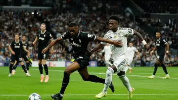 Pierre Kalulu protege un balón ante Vinícius Pierre Kalulu protege un balón ante Vinícius