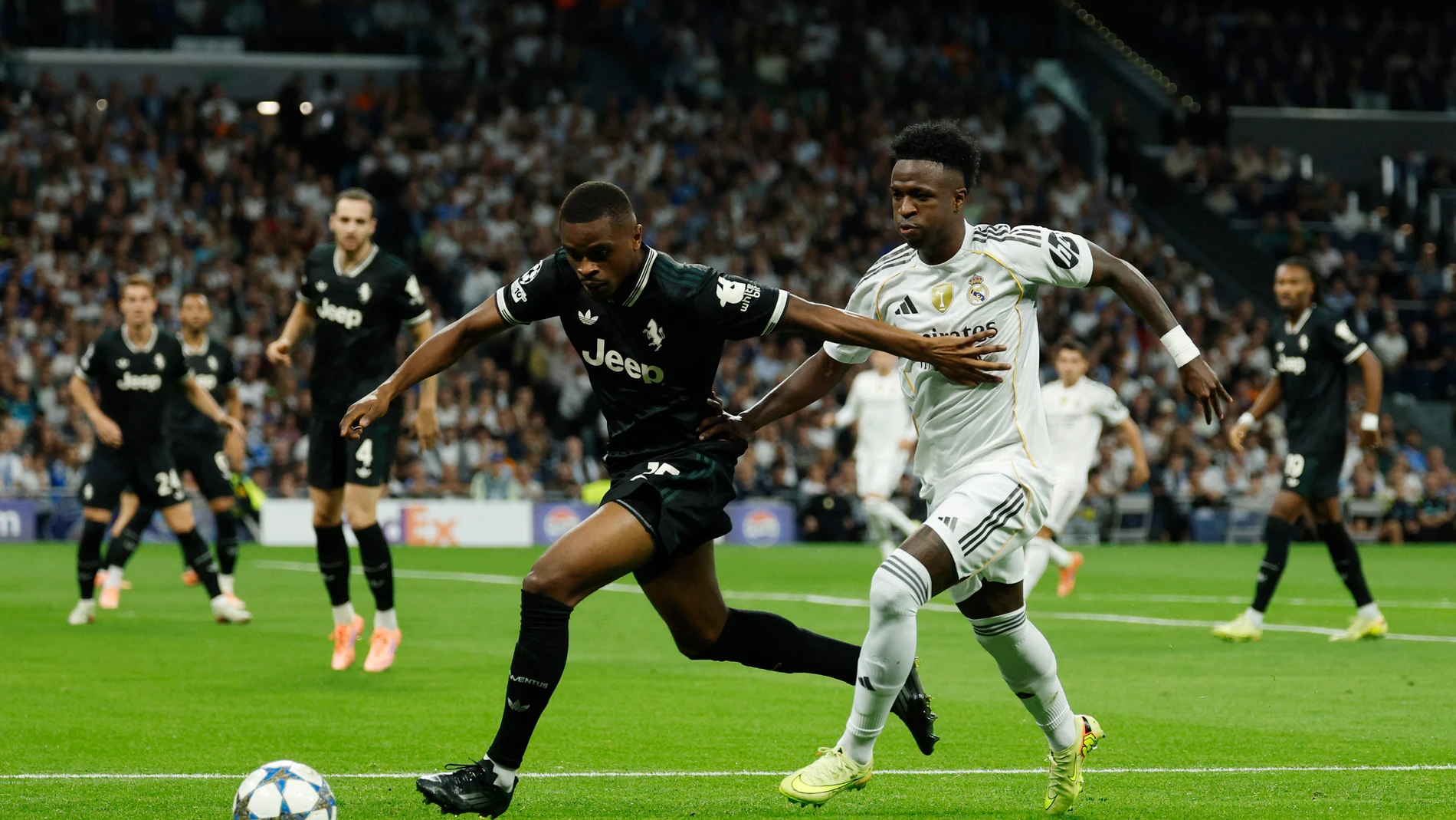 Pierre Kalulu protege un balón ante Vinícius Pierre Kalulu protege un balón ante Vinícius