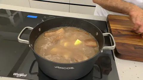 Pela y trocea las 4 patatas en trozos grandes y añádelas a la cazuela. Pela y trocea las 4 patatas en trozos grandes y añádelas a la cazuela.
