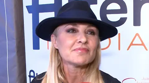 Cayetana Guillén Cuervo atendiendo a la prensa Cayetana Guillén Cuervo atendiendo a la prensa
