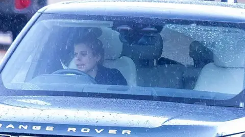 Eugenia de York, tras la renuncia de su padre, el príncipe Andrés Eugenia de York, tras la renuncia de su padre, el príncipe Andrés