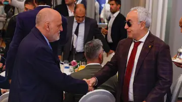 Javier Tebas saluda a Alejandro Blanco Javier Tebas saluda a Alejandro Blanco