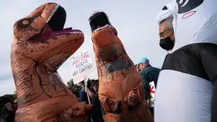 Asistentes con disfraces inflables se congregaron para una protesta contra Donald Trump, bajo el lema "No Kings", en Washington