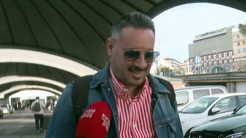Andy haciendo declaraciones a los medios