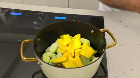 Cocina la compota a fuego medio Cocina la compota a fuego medio