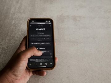 Imagen de archivo de una persona utilizando la app de ChatGPT