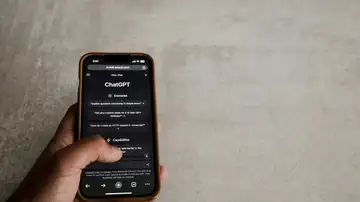 Imagen de archivo de una persona utilizando la app de ChatGPT Imagen de archivo de una persona utilizando la app de ChatGPT