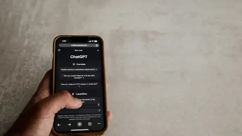 Imagen de archivo de una persona utilizando la app de ChatGPT Una mujer gana la lotería en EEUU tras preguntarle los números premiados a ChatGPT