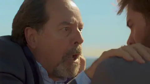 César arrincona a Octavio en busca de respuestas… ¡y un disparo lo interrumpe todo! César arrincona a Octavio en busca de respuestas… ¡y un disparo lo interrumpe todo!