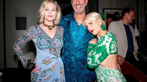 Melanie Griffith con Selma Blair y el diseñador Chistos Garkinos Melanie Griffith con Selma Blair y el diseñador Chistos Garkinos