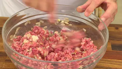 Pon la carne en un bol y salpimiéntala Pon la carne en un bol y salpimiéntala