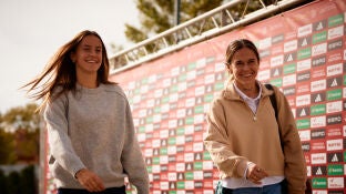 Irene Paredes y Mapi Le&oacute;n a su llegada a la Ciudad del F&uacute;tbol de Las Rozas