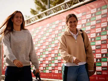 Irene Paredes y Mapi León a su llegada a la Ciudad del Fútbol de Las Rozas Irene Paredes y Mapi León a su llegada a la Ciudad del Fútbol de Las Rozas