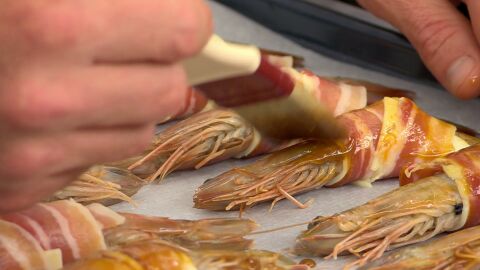 Úntalos con la salsa y hornéalos a 200 º durante 6-8 minutos