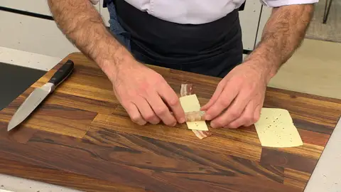 Extiende una loncha de bacon sobre la tabla Extiende una loncha de bacon sobre la tabla