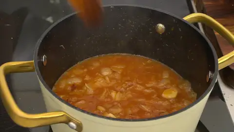 Agrega el vino, la salsa de tomate y 100 ml de agua Agrega el vino, la salsa de tomate y 100 ml de agua