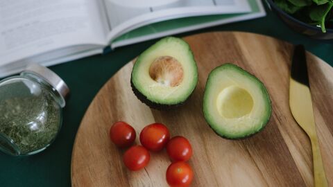 Aguacate y tomates cherry