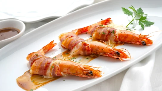 Bocados de langostino y bacon con salsa agridulce Bocados de langostino y bacon con salsa agridulce
