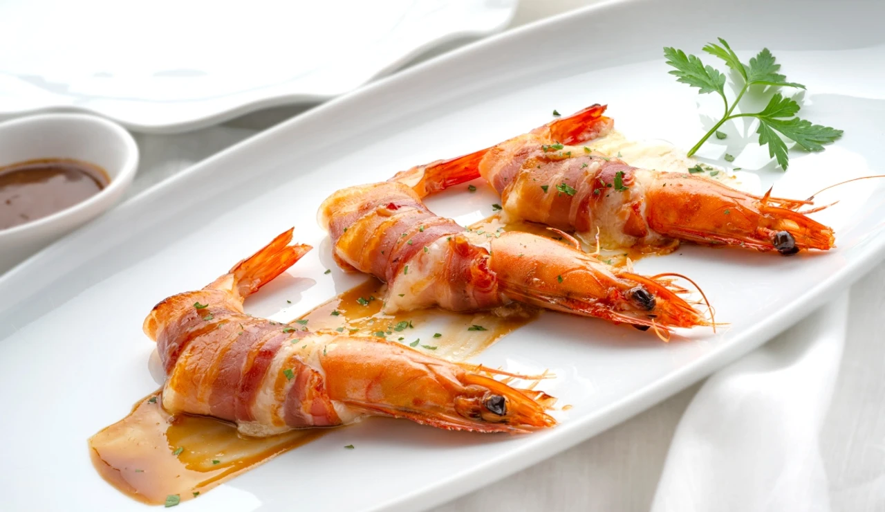 Bocados de langostino y bacon con salsa agridulce