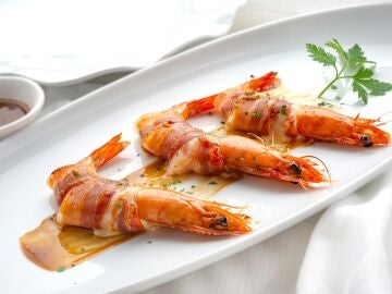 Bocados de langostino y bacon con salsa agridulce