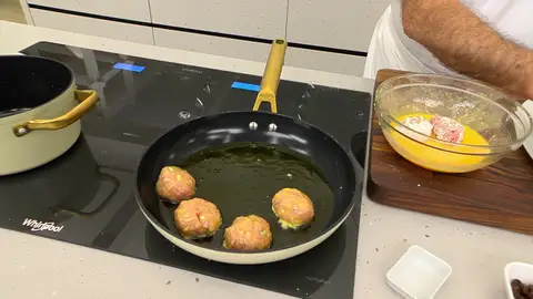 Calienta una sartén con abundante aceite, introduce las albóndigas Calienta una sartén con abundante aceite, introduce las albóndigas