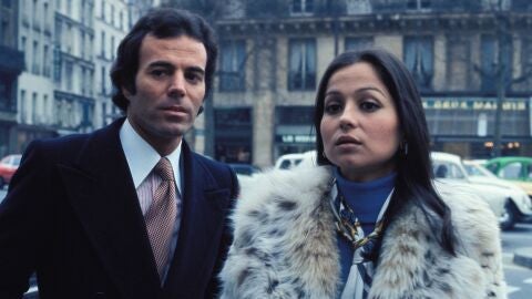 Isabel Preysler junto a Julio Iglesias, en 1980, antes de realizarse su primera operación de nariz