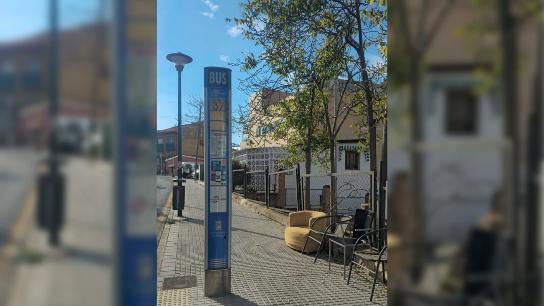 Vecinos de Málaga colocan sillones en una parada de autobús ante la falta de marquesina y asientos Vecinos de Málaga colocan sillones en una parada de autobús ante la falta de marquesina y asientos
