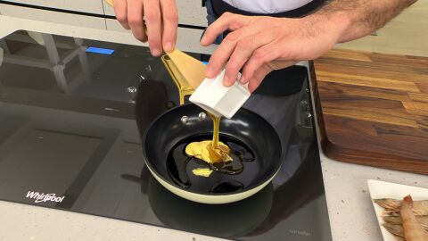 Pon a calentar la salsa de soja, la mostaza y la miel en una sartén pequeña hasta que se integren