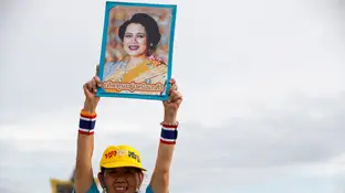 Fotografía de archivo de una mujer mientras sostiene una fotografía de la reina madre de Tailandia Fotografía de archivo de una mujer mientras sostiene una fotografía de la reina madre de Tailandia