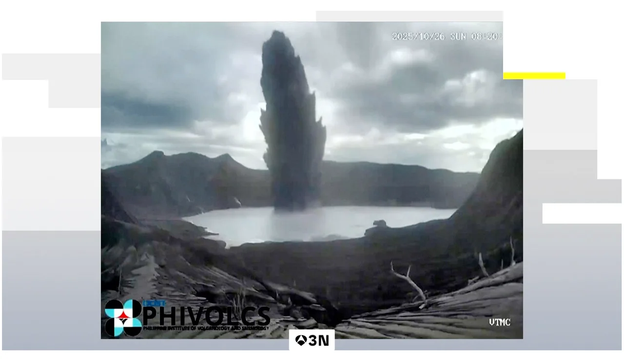 VÍDEO: El volcán Taal entra en erupción en Filipinas con columnas de ceniza de hasta dos kilómetros