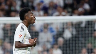 Vinicius Jr reacciona al ser cambiado en El Cl&aacute;sico