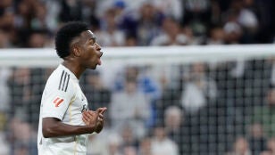 Vinicius Jr reacciona al ser cambiado en El Cl&aacute;sico