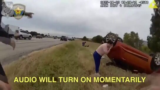 Un beb&eacute; y su madre son rescatados del interior del coche tras sufrir un aparatoso accidente en una carretera de Texas.
