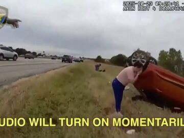 Un bebé y su madre son rescatados del interior del coche tras sufrir un aparatoso accidente en una carretera de Texas.