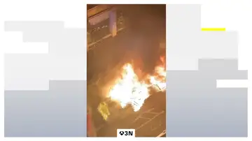 Oleada de quema de contenedores en Bilbao: los residentes organizan patrullas vecinales Oleada de quema de contenedores en Bilbao: los residentes organizan patrullas vecinales
