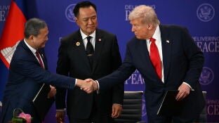 El presidente de Estados Unidos, Donald Trump, estrecha la mano del primer ministro de Camboya, Hun Manet, ante la mirada del primer ministro de Tailandia, Anutin Charnvirakul