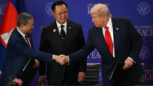 El presidente de Estados Unidos, Donald Trump,  estrecha la mano del primer ministro de Camboya, Hun Manet, ante la mirada del primer ministro de Tailandia, Anutin Charnvirakul