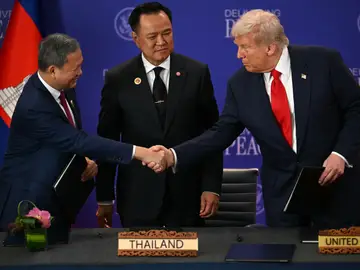 El presidente de Estados Unidos, Donald Trump, estrecha la mano del primer ministro de Camboya, Hun Manet, ante la mirada del primer ministro de Tailandia, Anutin Charnvirakul El presidente de Estados Unidos, Donald Trump, estrecha la mano del primer ministro de Camboya, Hun Manet, ante la mirada del primer ministro de Tailandia, Anutin Charnvirakul