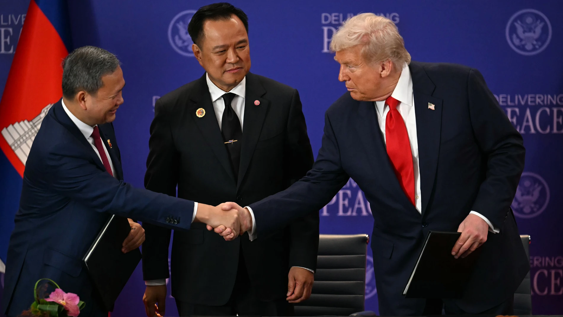 El presidente de Estados Unidos, Donald Trump, estrecha la mano del primer ministro de Camboya, Hun Manet, ante la mirada del primer ministro de Tailandia, Anutin Charnvirakul El presidente de Estados Unidos, Donald Trump, estrecha la mano del primer ministro de Camboya, Hun Manet, ante la mirada del primer ministro de Tailandia, Anutin Charnvirakul