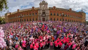 Miles de personas protestan en Sevilla contra los fallos en los cribados del cáncer de mama
