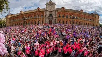 Miles de personas protestan en Sevilla contra los fallos en los cribados del cáncer de mama  Miles de personas protestan en Sevilla contra los fallos en los cribados del cáncer de mama