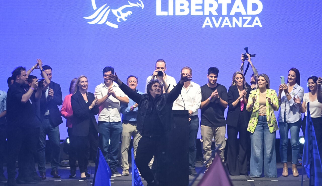 El presidente de Argentina, Javier Milei, reacciona durante el cierre de campa&ntilde;a del partido La Libertad Avanza 