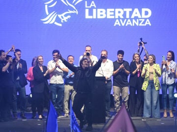 El presidente de Argentina, Javier Milei, reacciona durante el cierre de campaña del partido La Libertad Avanza 