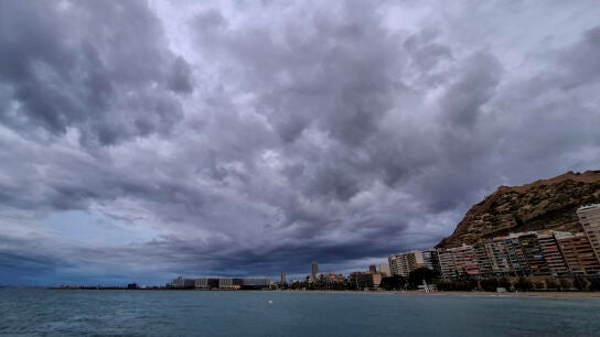 Imagen de archivo de un d&iacute;a de nubes en Alicante