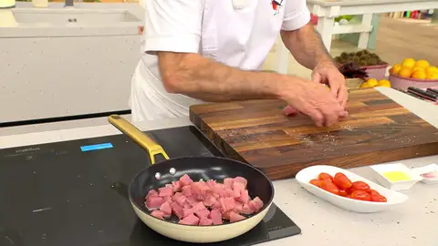 Agrega los dados de bonito y saltéalos brevemente Agrega los dados de bonito y saltéalos brevemente