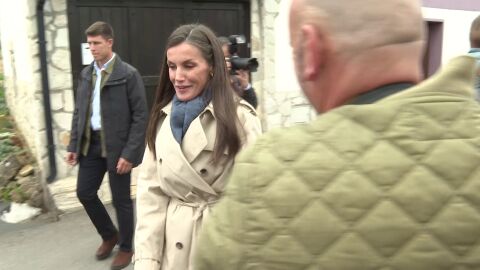 La reina Letizia se acerca a la prensa