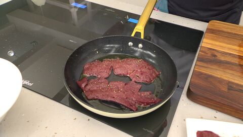 Introduce 2 filetes en la sartén y fríelos a fuego fuerte