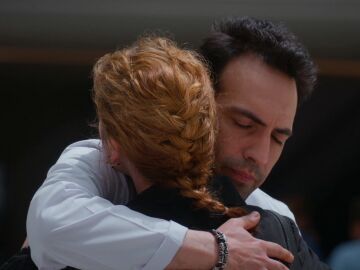 &ldquo;Esto empez&oacute; contigo&rdquo;: el emotivo abrazo de Bahar y Evren en su primer d&iacute;a como doctora